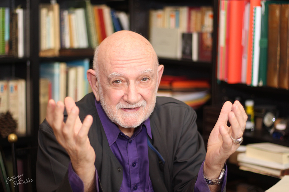 Henri Gougaud à son bureau devant sa bibliothèque Henri Gougaud en train de conter
