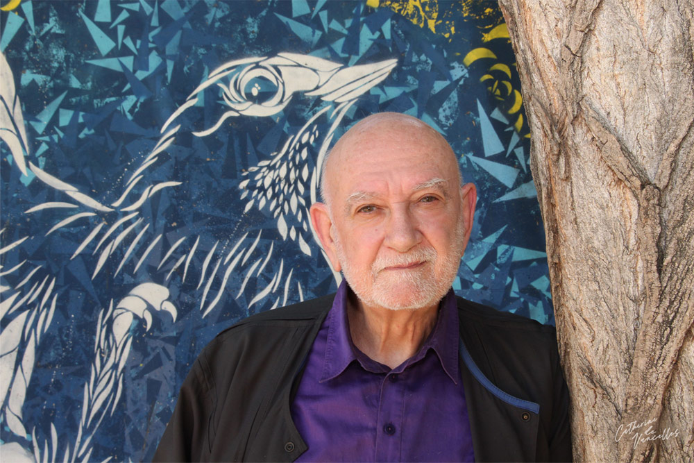 Henri Gougaud devant la fresque de l'oiseau, square Saint-Éloi à Paris Henri Gougaud